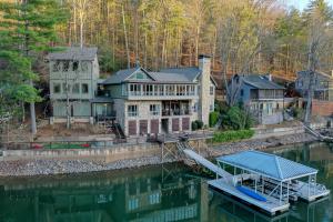 eine Luftansicht eines Hauses auf dem Wasser in der Unterkunft Country Roads in Morganton
