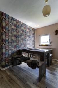 una mesa de ping pong en una habitación con una pared de azulejos en Timeout Namaste en Ellar