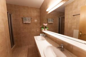 Łazienka w obiekcie Apartmenthaus Kuchelberg