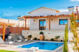 willa z basenem przed domem w obiekcie Rose Villa with Private Pool w mieście Roúpai +6 zdjęć