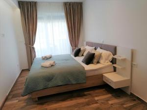 1 dormitorio con 1 cama con 2 almohadas en Corallium Imperiale, en Goveđari