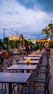 - une rangée de tables et de chaises sur la terrasse dans l'établissement Bukit Indah Doda Hotel & Resorts, à Palu