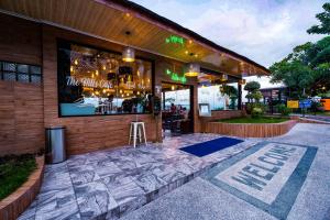 Bukit Indah Doda Hotel & Resorts في بالو: مطعم يوجد لافته على جانب المبنى