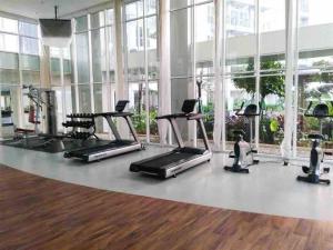 einen Fitnessraum mit mehreren Laufbändern und Crosstrainern in der Unterkunft Montero- Casa De Parco Panoramic View Apartment in Tangerang