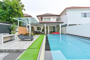una piscina en el patio trasero de una casa en 4BD Pool Villa Pattaya with Jacuzzi - Exquisite Pool Villa A, en Pattaya South
