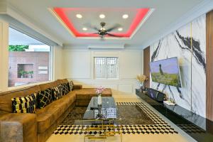 una sala de estar con un sofá y una mesa en 4BD Pool Villa Pattaya with Jacuzzi - Exquisite Pool Villa A, en Pattaya South
