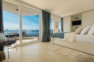 Schlafzimmer mit einem Bett und Meerblick in der Unterkunft Villa Smaragd - Perle - Luxury Apartments With Shared Pool in Makarska