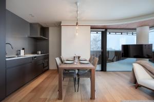uma cozinha e sala de jantar com mesa e cadeiras em Yotei Dream One by H2 Life em Niseko