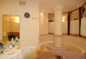 Ένα μπάνιο στο Hotel Lorenzetti