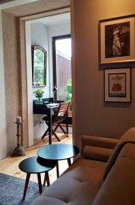 un soggiorno con divano e tavolo di Boavista Charming Apartment with Garden by Great&Cosy a Porto