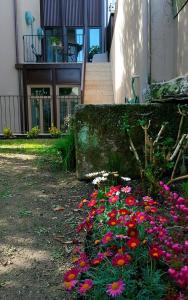 un giardino di fiori di fronte a un edificio di Boavista Charming Apartment with Garden by Great&Cosy a Porto