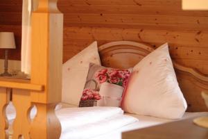 Un pat sau paturi într-o cameră la Gästehaus Sporrer