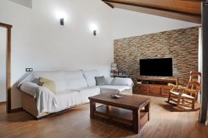 sala de estar con sofá blanco y pared de ladrillo en Villa Africa en La Muela