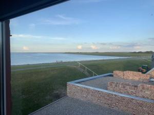 a view of the ocean from a window at Ferienwohnung Frische Brise in Nordstrand