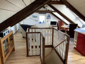 a room with a staircase in a attic at Ferienwohnung Frische Brise in Nordstrand
