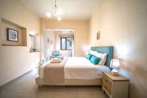 Posteľ alebo postele v izbe v ubytovaní Iro City and Beach Boutique Homes
