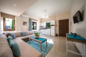 Televízia a/alebo spoločenská miestnosť v ubytovaní Iro City and Beach Boutique Homes