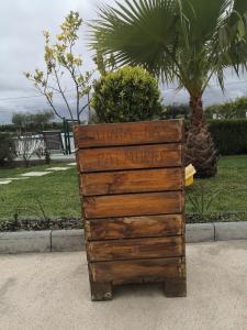 ein Holzschild, das die Minuten des Hundeparks liest in der Unterkunft Quinta das Palmeiras in Reguengos de Monsaraz