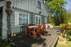 Imagen de la galería de Vanatuuliku log house with sauna, en Rannaküla