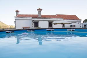 The swimming pool at or close to Casa Lucas