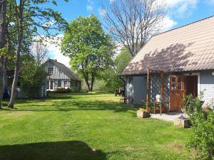 Imagen de la galería de Vanatuuliku log house with sauna, en Rannaküla