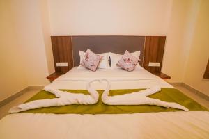 A bed or beds in a room at DC comforts