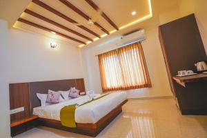 A bed or beds in a room at DC comforts