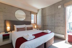 - une chambre avec un grand lit et des serviettes dans l'établissement Yuki Ten by H2 Life, à Niseko