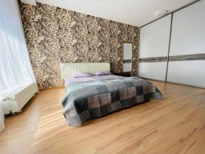 Cama o camas de una habitación en Jaunā Teika Penthouse