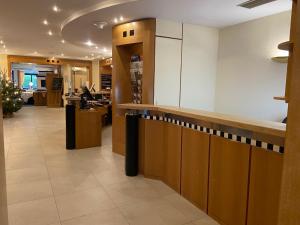 un hall avec un comptoir dans un hôpital dans l'établissement Hotel Heide Kröpke, à Essel