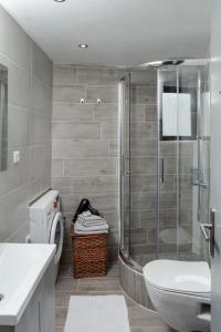 ein Bad mit einer Dusche, einem WC und einem Waschbecken in der Unterkunft Eris House in Kissamos
