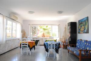 a living room with chairs and a table and a couch at Hostal Paris Ciutadella in Ciutadella