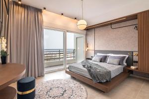 1 dormitorio con cama y ventana grande en Calma Holiday House en Atsipopoulo