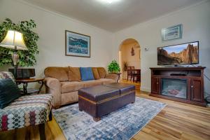 Drake Cottage 307 في بيند: غرفة معيشة مع أريكة ومدفأة