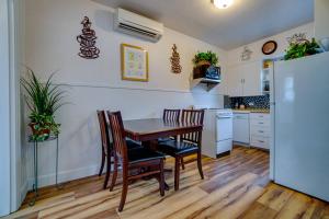 een keuken met een tafel en stoelen en een koelkast bij Drake Cottage 307 in Bend