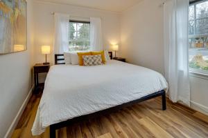 Un pat sau paturi într-o cameră la Drake Cottage 307