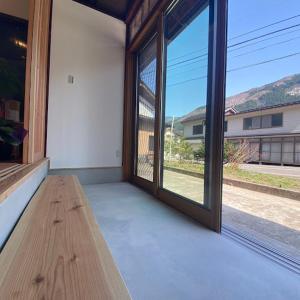 Pokój z drewnianą ławką przed oknem w obiekcie GOKAYAMA BASE w mieście Nanto