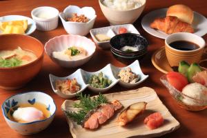 a table topped with bowls of different types of food at Hanare no Yado Hanagokoro in Minamioguni