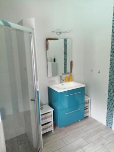 A bathroom at Les Rives du Bassin