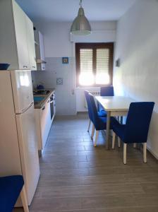 una cucina e una sala da pranzo con tavolo e sedie di CASA VACANZE My Way a Cavo