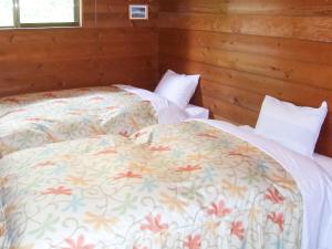 Habitación con 2 camas individuales y paredes de madera. en Minamitsuru-gun - Hotel / Vacation STAY 45545 en Yamanakako