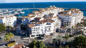 una vista aérea de un puerto con edificios blancos en Boutique Hotel B51, en Marbella