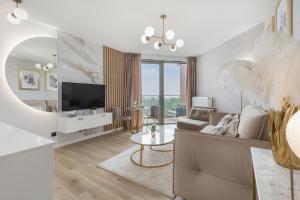 TV a/nebo společenská místnost v ubytování Premium Apartament PINEA Pobierowo