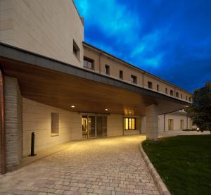 an external view of a building with a driveway at Parador de Villafranca del Bierzo in Villafranca del Bierzo