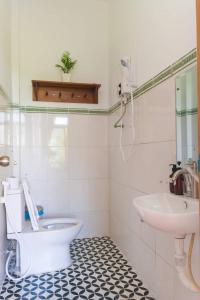 Kylpyhuone majoituspaikassa Toru Homestay