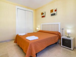 1 dormitorio con 1 cama con 2 toallas en Apartamento 337, en Marbella