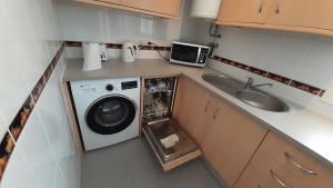 ミハスにあるCalle Diamante 52の小さなキッチン(洗濯機、シンク付)