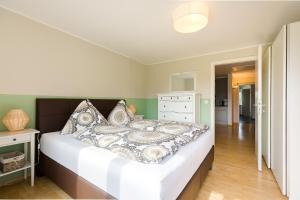 ein Schlafzimmer mit einem großen Bett mit Kissen in der Unterkunft Villa Müller Turmfalke in Ossiach