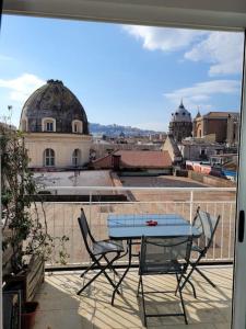 d'une table et de chaises sur un balcon avec vue sur la ville. dans l'établissement View of Naples from terrace- 6, à Naples