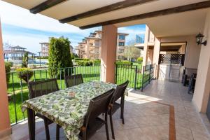 a patio with a table and chairs on a balcony at Luxury Family Apartment Kaliakria in Topola